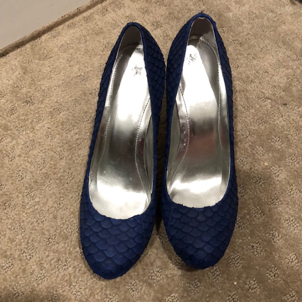 Calvin Klein royal blue scalloped design heels